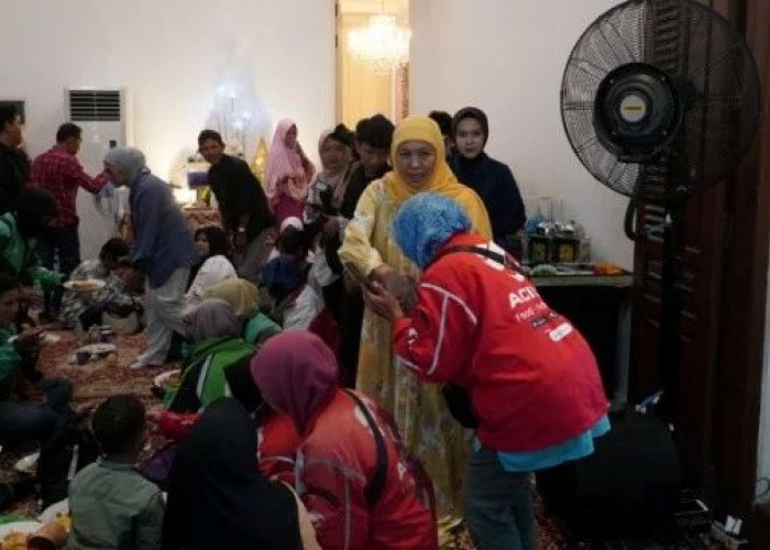Ribuan Warga Surabaya dan Sekitarnya Antusias Hadiri 'Riyayan' di Kediaman Gubernur Jatim Khofifah