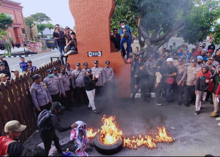 Demo Tolak Revisi UU TNI di Kota Mojokerto Diwarnai Aksi Saling Dorong dan Bakar Ban 