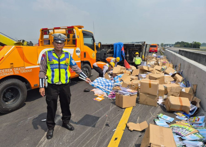Alami Pecah Ban Belakang, Pikap Muatan Buku Tulis Terguling di Tol Jombang - Mojokerto