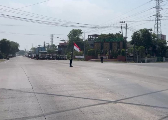 Polisi Gelar Upacara Bendera di Tengah Simpang Lima Kenanten Mojokerto