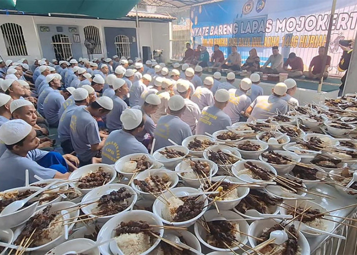 Rayakan Idul Adha, Lapas Kelas IIB Mojokerto Bakar 5.000 Tusuk Sate Bareng Warga Binaan