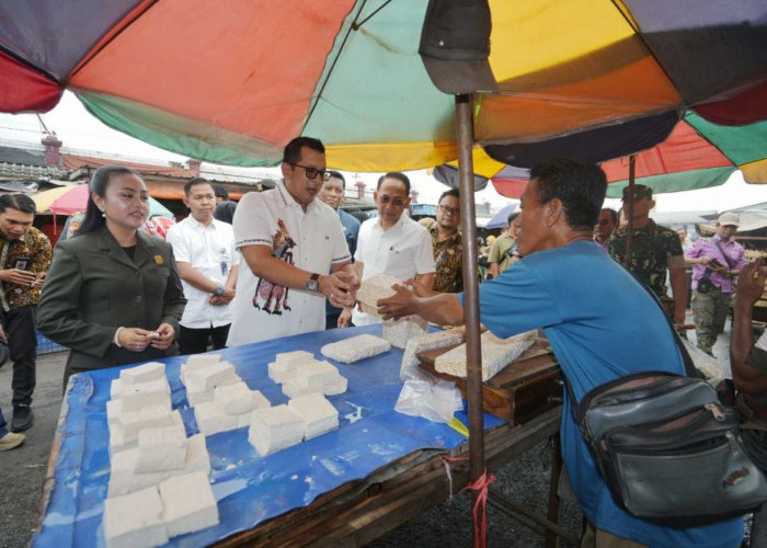 Pastikan Ketersediaan Bahan Pangan Jelang Nataru Aman, Pemkot Mojokerto Tinjau Pasar 