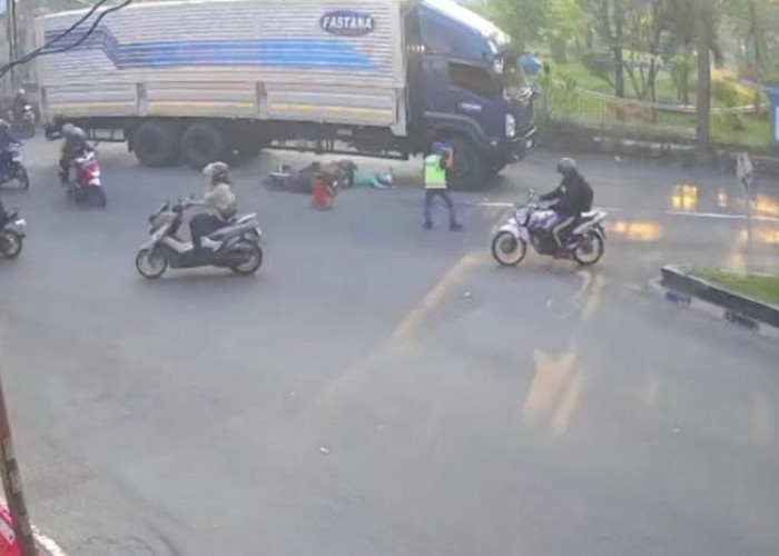 Kakek dan Cucu di Mojokerto Tewas Setelah Tertabrak Truk Saat Hendak Antar ke Sekolah