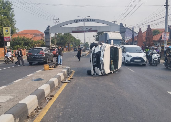 Tabrak Median Jalan dan Pemotor, Mobil Avanza Terguling di Jalan Raya Sooko Mojokerto