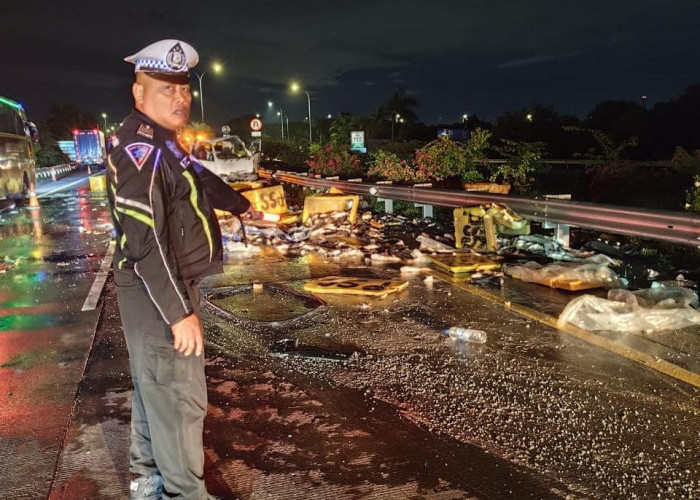 Pecah Ban, Pikap Bermuatan Ikan Alami Kecelakaan Lalu Lintas di Tol Jombang - Mojokerto
