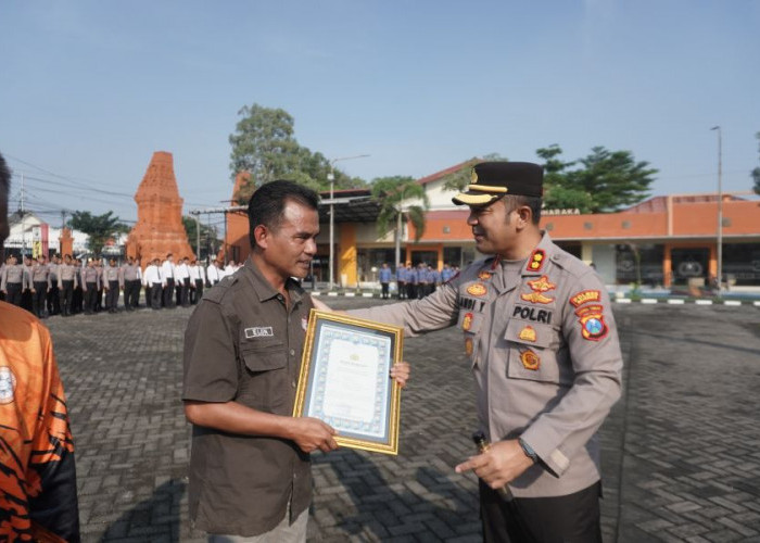 Jaga Kamtibmas, Dua Relawan Mojokerto Dapat Penghargaan dari Polisi