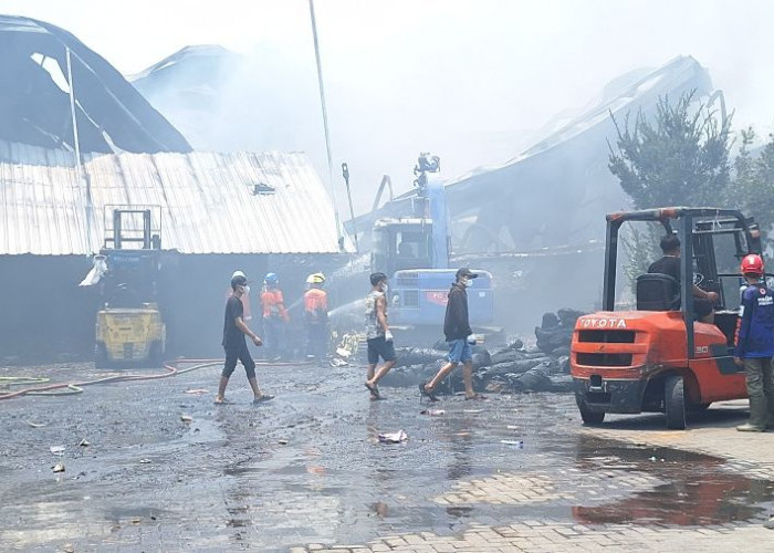 Api Masih Belum Padam , Ekskavator Dikerahkan Urai Reruntuhan Pabrik Sepatu di Mojokerto