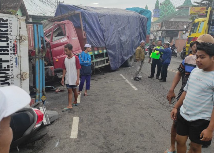 Laka Beruntun Libatkan Tiga Truk dan Motor di Mojokerto, Diduga Sopir Mengantuk