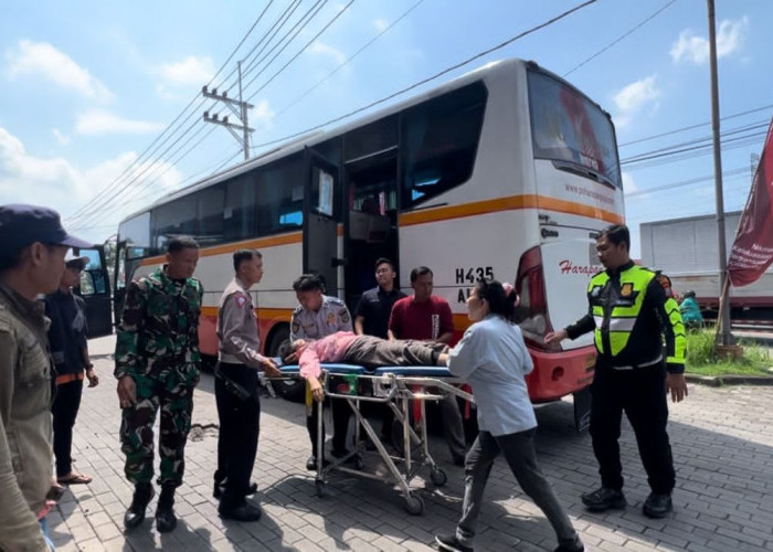 Pemudik Pingsan didalam Bus Harapan Jaya di Mojokerto 