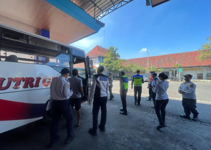 Sopir Bus Ditegur! Aksi Ugal-ugalan Jadi Sorotan, Petugas Turun Tangan di Terminal Mojokerto
