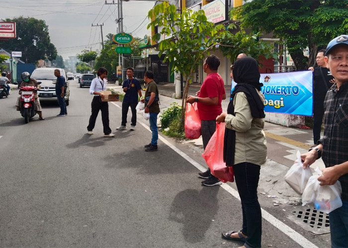 Gelar Jumat Berkah Perdana, PWI Mojokerto Raya Bagikan Nasi Bungkus