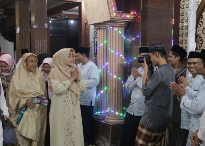 Safari Ramadan, Bupati Ikfina Serahkan Bantuan Pembangunan Masjid Baitul Muhajirin Rp 100 juta