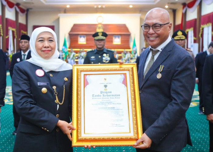 Ketua Umum PWI Pusat Akhmad Munir Terima Lencana Kehormatan “Jer Basuki Mawa Beya” dari Gubernur Jatim