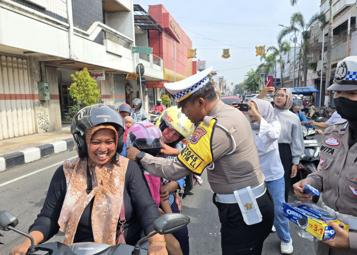 Satlantas Polres Mojokerto Kota Bagikan Helm dan Snack dalam Operasi Keselamatan Semeru 2025