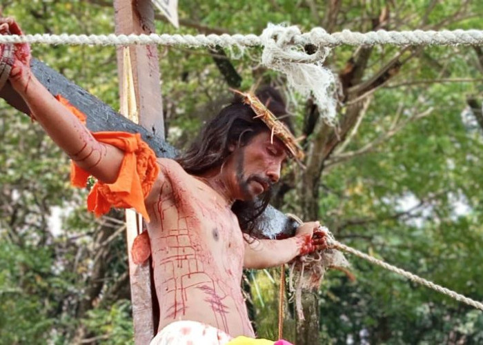 Teatrikal Jalan Salib Peringati Jumat Agung di Mojokerto