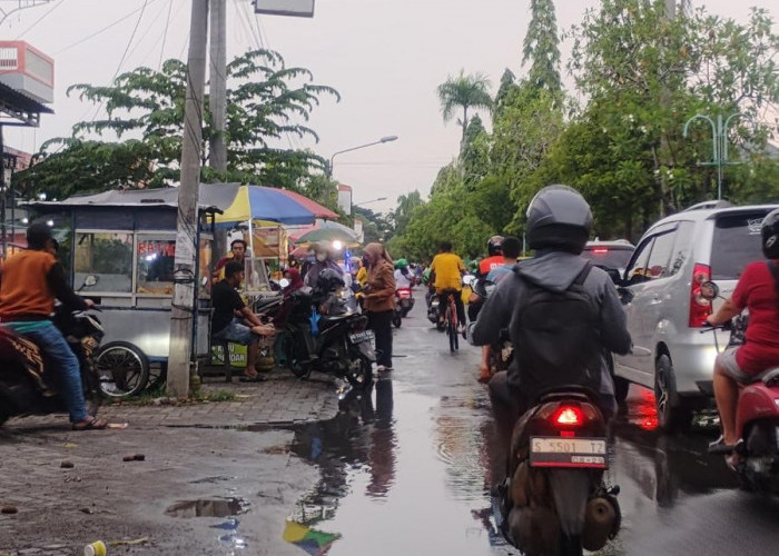 Hujan Tak Surutkan Semangat, PKL Takjil Ramadan di Surodinawan Tetap Ramai Pembeli