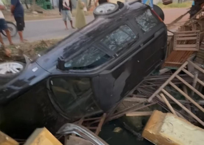 Sopir Ngantuk, Mobil CRV Tabrak Warung Nyemplung Parit di Kutorejo Mojokerto
