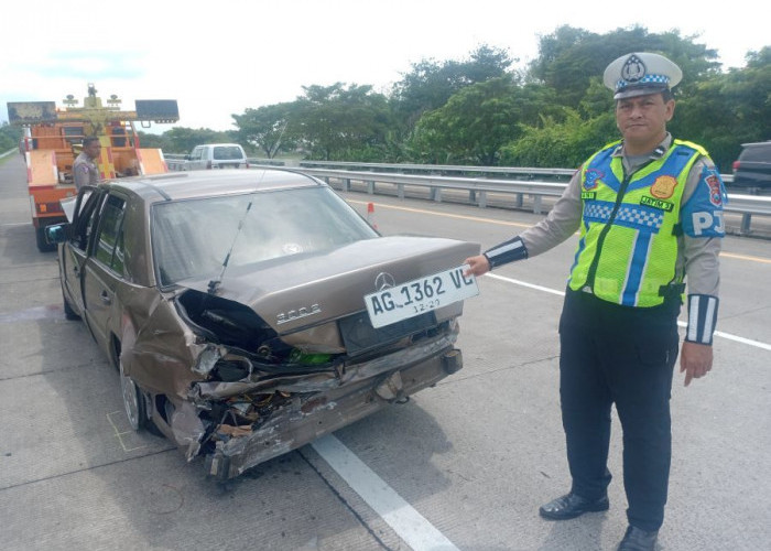 Mobil Mercedes Benz Tabrak Pembatas Tol di Jombang-Mojokerto, Pengemudi Luka Berat