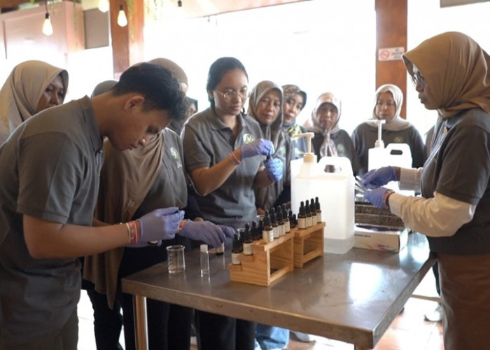 Tim PPM Ubaya Pembelajaran Lapangan untuk Pengembangan Desa Atsiri Jatijejer Mojokerto