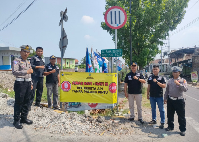 Antisipasi Kecelakaan saat Nataru,  Banner Imbauan Dipasang di Perlintasan  KA Blooto Mojokerto