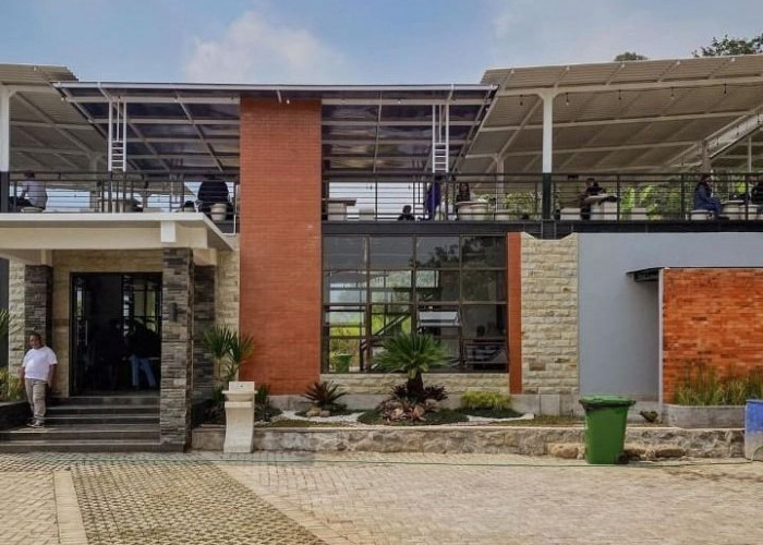 Menikmati Sensasi Ngopi di Atas Awan dengan Panorama Gunung Penanggungan