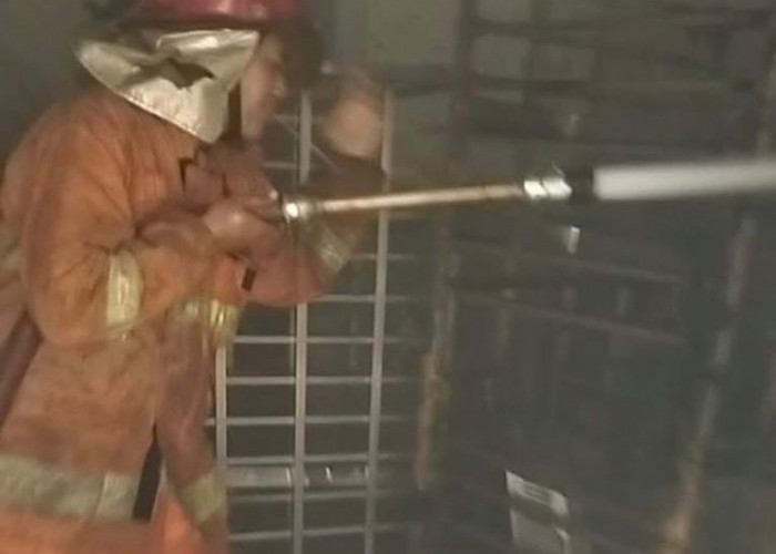 Mesin Oven Pabrik di Kutorejo Mojokerto Terbakar, Api Padam Setelah 1,5 Jam