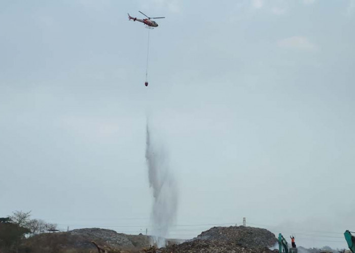 Water Booming Padamkan Api di TPA Randegan Mojokerto