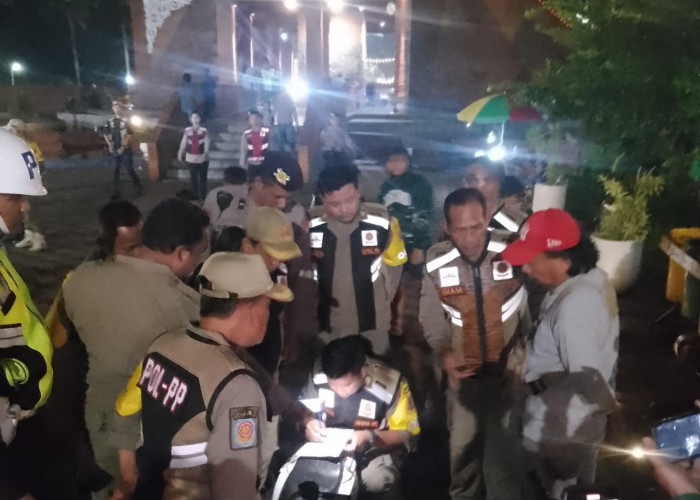 Merusak Lantai Keramik, Petugas Gabungan Tertibkan Sepeda Listrik di Alun-Alun Wiraraja Mojokerto