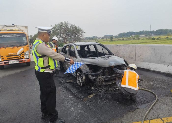 Diduga Korsleting Listrik, Honda CR-V Hangus Terbakar di Tol Jomo, Kerugian Capai Rp 100 Juta