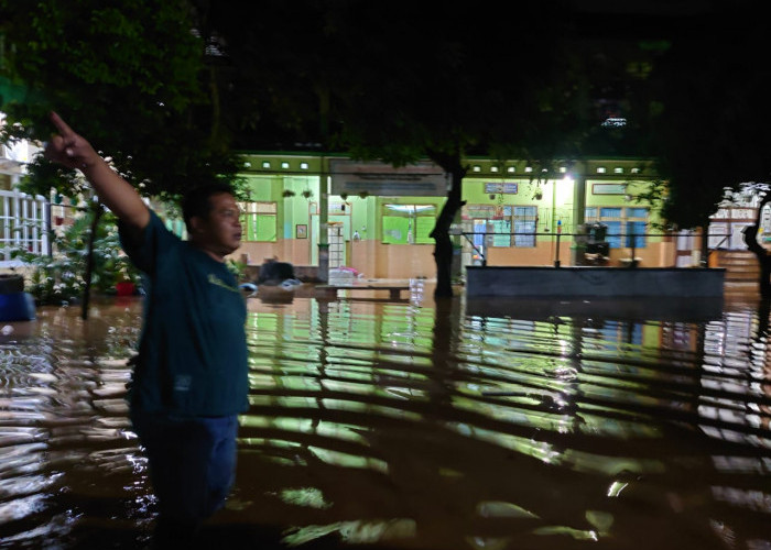 Akibat Banjir, Ruang Kelas dan Kantor Sekolah di Kota Mojokerto Terendam 