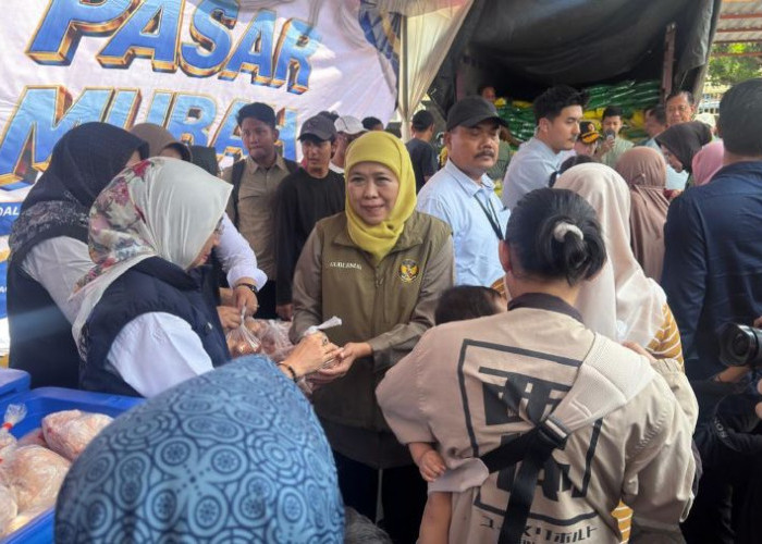 Selisih Rp4 Ribu, Pasar Murah Pemprov Jatim Bantu Warga Mojoanyar Hemat Belanja