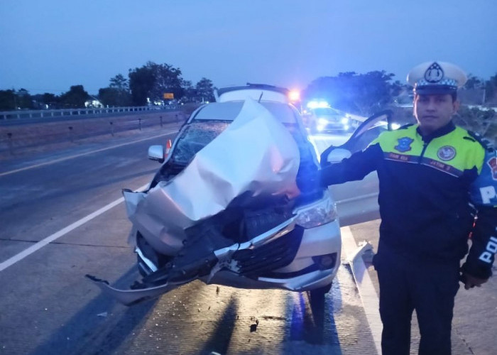 Mobil Xenia Tabrak Truk di Tol Jombang-Mojokerto, Satu Tewas Empat Luka Ringan