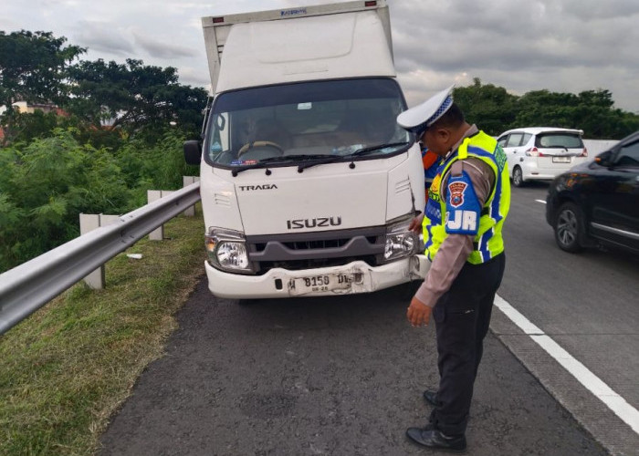 Pikap Terguling di Tol Surabaya–Mojokerto Akibat Pecah Ban, Kerugian Ditaksir Rp5 Juta