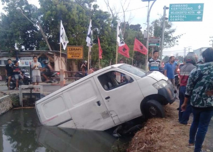 Mobil Grandmax Tabrak Honda Vario di Bypass Mojokerto, Satu Orang Terluka