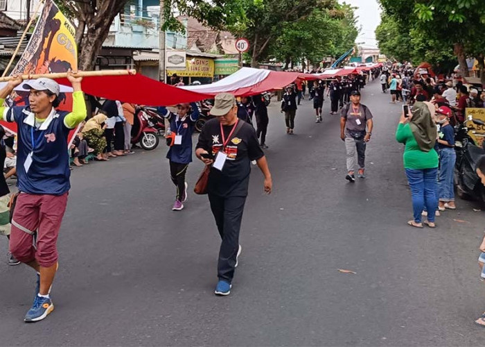 Bendera Merah Putih panjang 178 meter. Dibawa relawan dari berbagai organisasi pemuda di Jatim. foto/A Sujatmiko