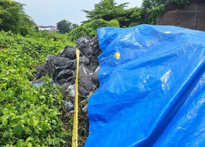 Tumpukan Dumping Diduga Limbah B3 Slag Aluminium Ditemukan di Pungging Mojokerto, Keluarkan Bau Menyengat