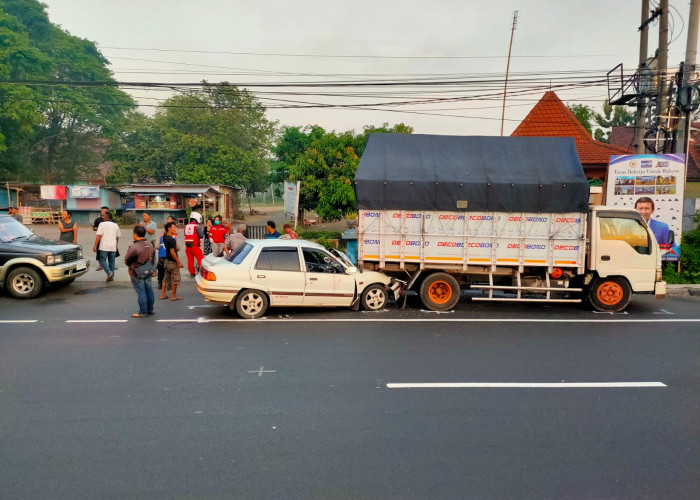 Ini Kata Polisi Terkait Sedan Tabrak Truk di Trowulan Mojokerto