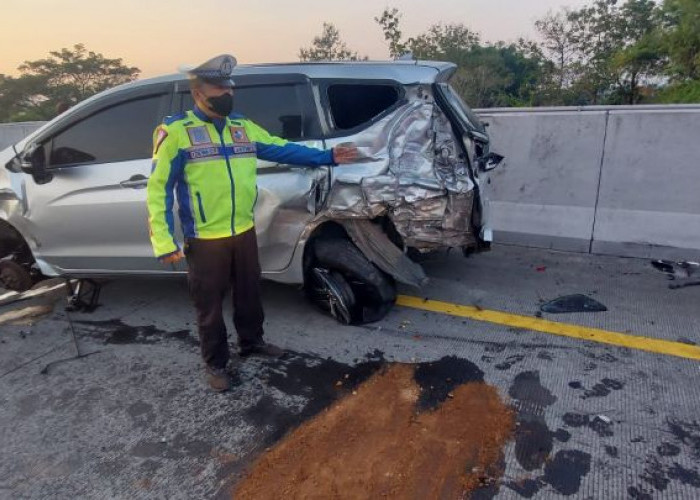 Pecah Ban, Mobil Xpander Terlibat Kecelakaan Beruntun di Tol Surabaya - Mojokerto