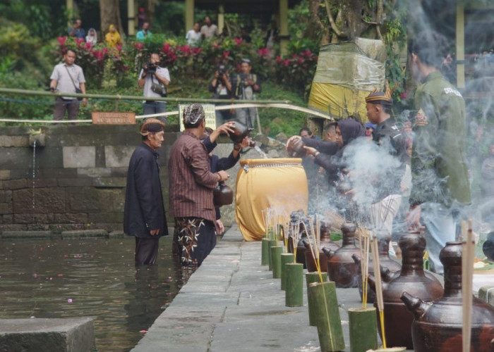 Ruwat Agung Jolotundo Warnai Penyambutan Bulan Suro di Trawas Mojokerto
