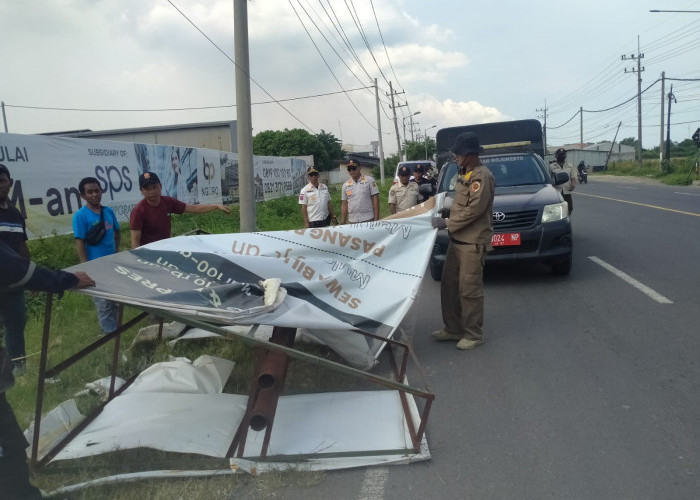 Langgar Perda dan Menunggak Pajak, Reklame di Ngoro Mojokerto di Tertibkan