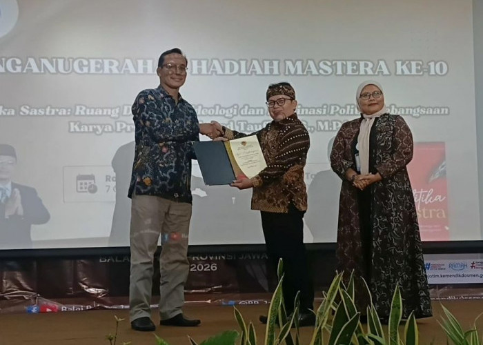 Buku tentang Politik di Balik Sastra Antar Prof Akhmad Taufiq Raih Penghargaan Asia Tenggara