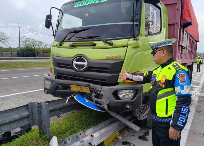 Pengemudi Diduga Mengantuk, Truk Muatan Pasir Tabrak Guardrail di Tol Jombang–Mojokerto