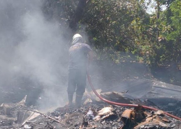 Rumah Sekaligus Gudang Rongsokan di Mojokerto Ludes Dilalap Si Jago Merah