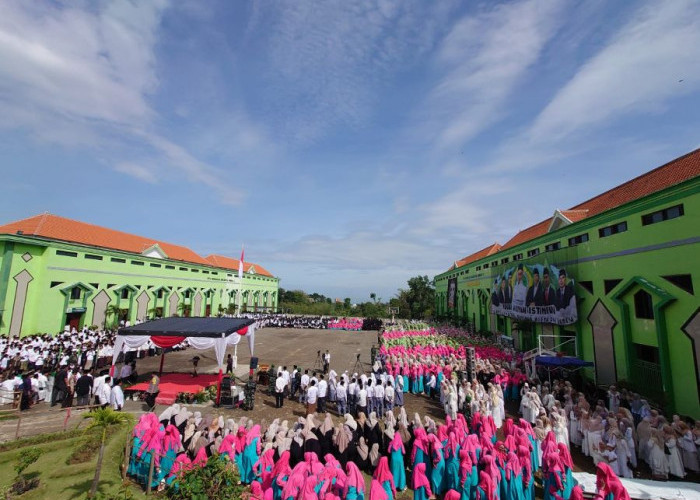 Ribuan Santri di Pacet Mojokerto Peringati Hari Santri Nasional 2025, Tekankan Pendidikan Unggul dan Utuh