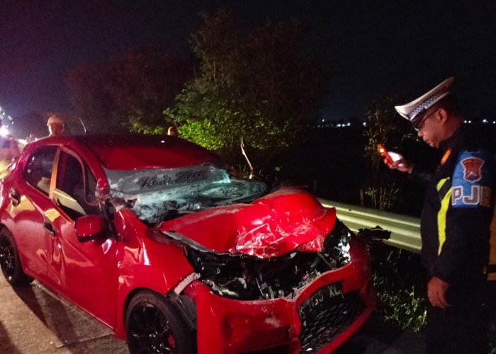 Sopir Diduga Mengantuk, Mobil Brio Tabrak Truk Sembako di Tol Jombang Mojokerto