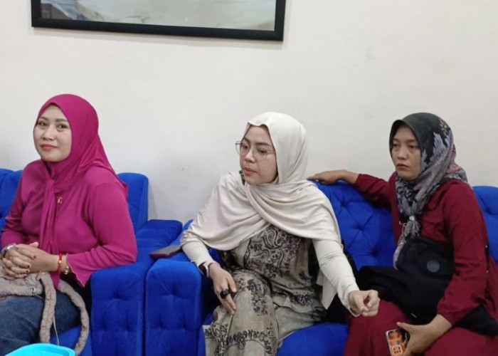 Puluhan Calon Jemaah Umrah Geruduk Kantor Travel di Mojokerto, Desak Kepastian Berangkat atau Uang Kembali