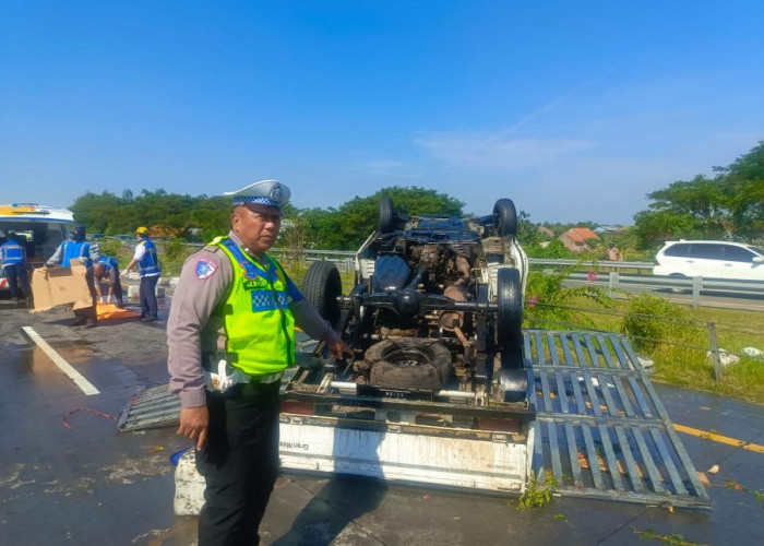 Diduga Pecah Ban, Pikap Bermuatan Minyak Goreng Terguling di Tol Sumo, Sopir Tewas
