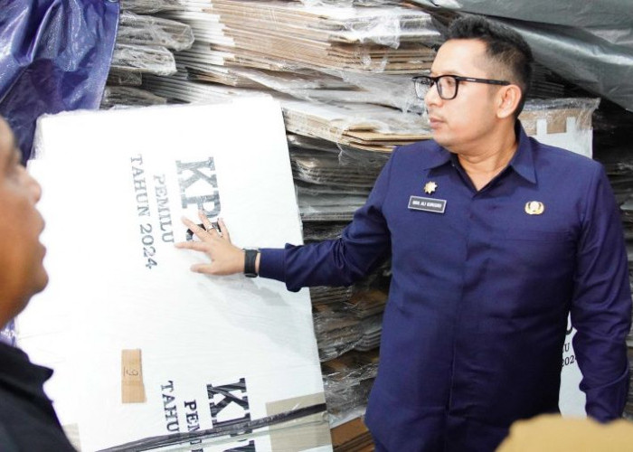 Pastikan Ketersediaan  Aman, PJ Wali Kota Mojokerto Sidak Gudang Penyimpanan Logistik Pemilu KPU Kota