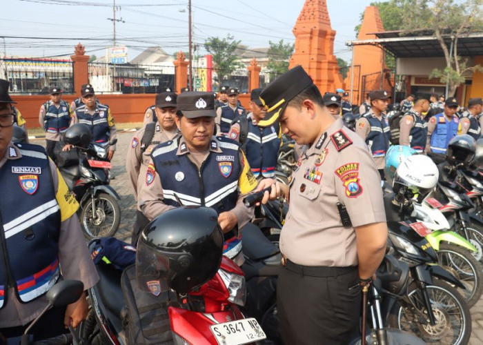 Kapolres Mojokerto Cek Kesiapan Bhabinkamtibmas, Periksa Atribut hingga Kesehatan Personel
