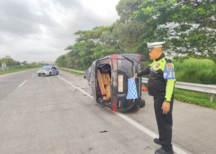 Mobil Toyota Innova Terguling di Tol Jombang Mojokerto, Pengemudi Alami Luka Ringan 